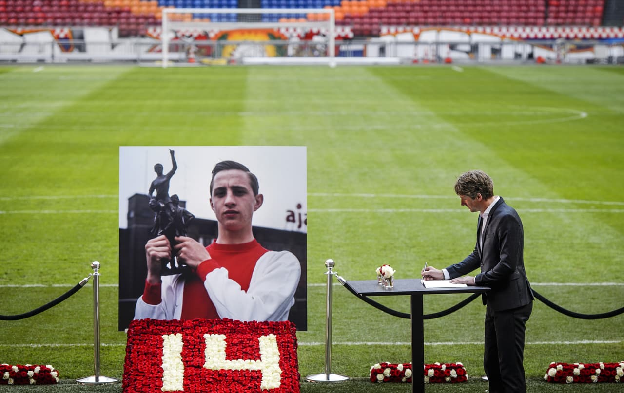 El Camp Nou recibió a cientos de aficionados para honrar a Johan Cruyff