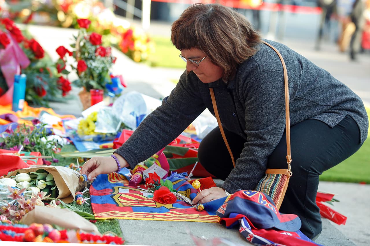 Rosas granas; un escudo del club con un crespón negro y una enorme inscripción: "Gràcies, Johan", presidiéndolo todo. Abrazos, lágrimas y emocionadas despedidas individuales frente a la foto de Cruyff, el personaje más influyente de la historia del barcelonismo.