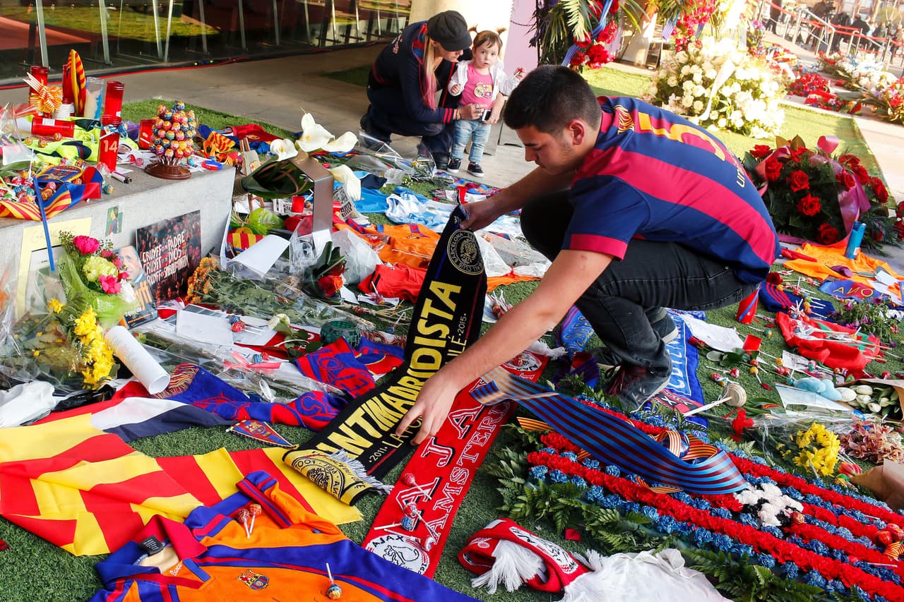 El presidente del Barcelona, Josep Maria Bartomeu, es quien ha inaugurado el espacio de condolencias. Le habrá quedado al dirigente azulgrana el sabor agridulce de no haber podido presentar en sociedad el acuerdo alcanzado por la Fundación Johan Cruyff, la Obra Social La Caixa y la Fundación del Club. Para entonces la salud del holandés ya era muy delicada.
