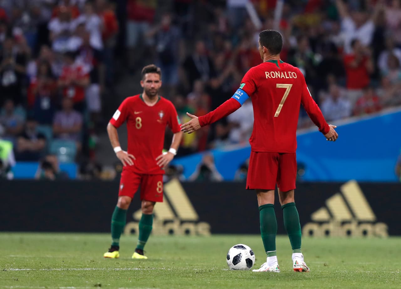 Pasaron los minutos y Portugal parecía consumido, mirando embelesado a España con su juego de posesión del balón, de un lado a otro y no prestándoselo a los lusitanos.