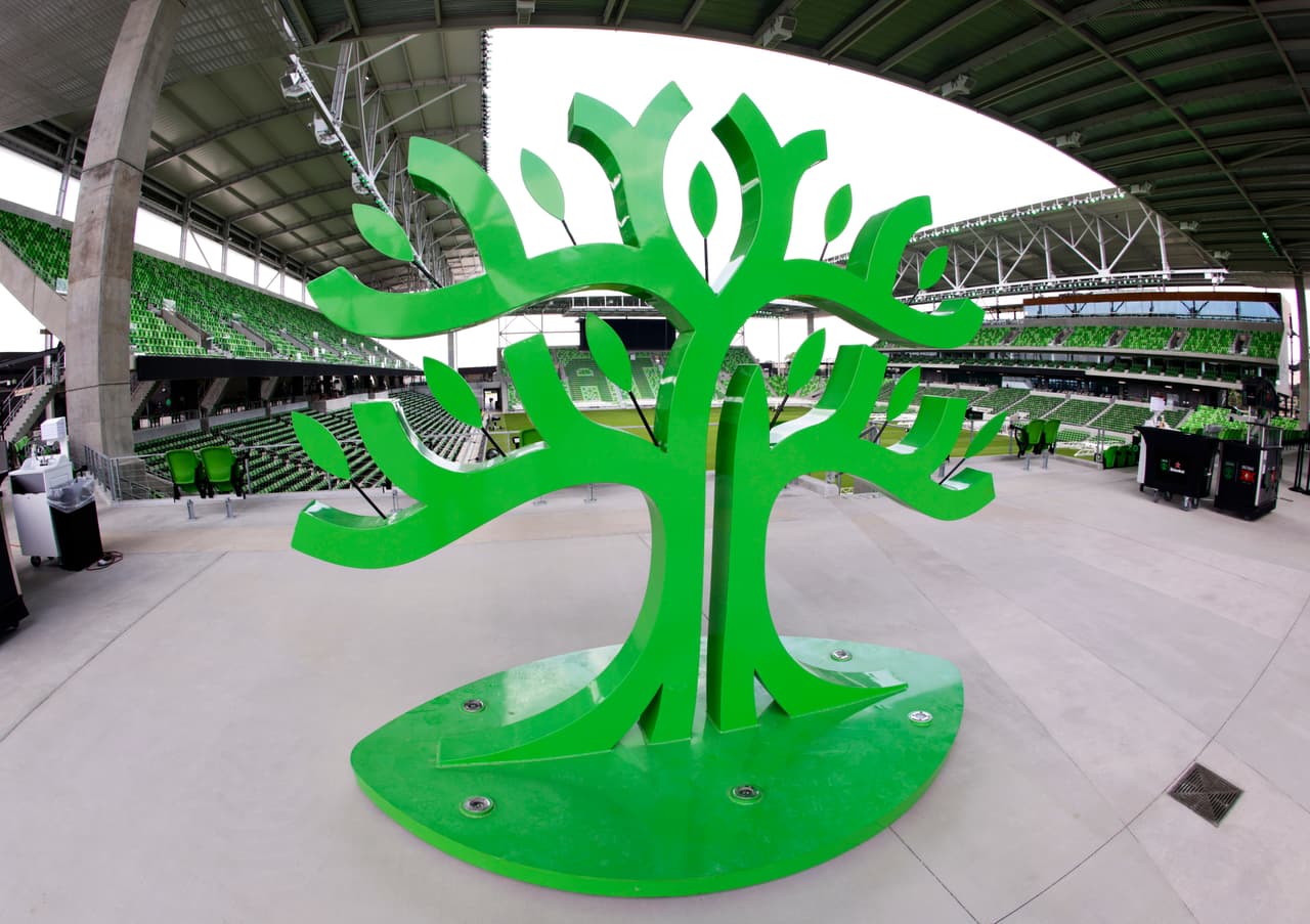 El logo de Austin FC -que representa a dos robles unidos- se hace notar en uno de los accesos del Q2 Stadium.
<br>