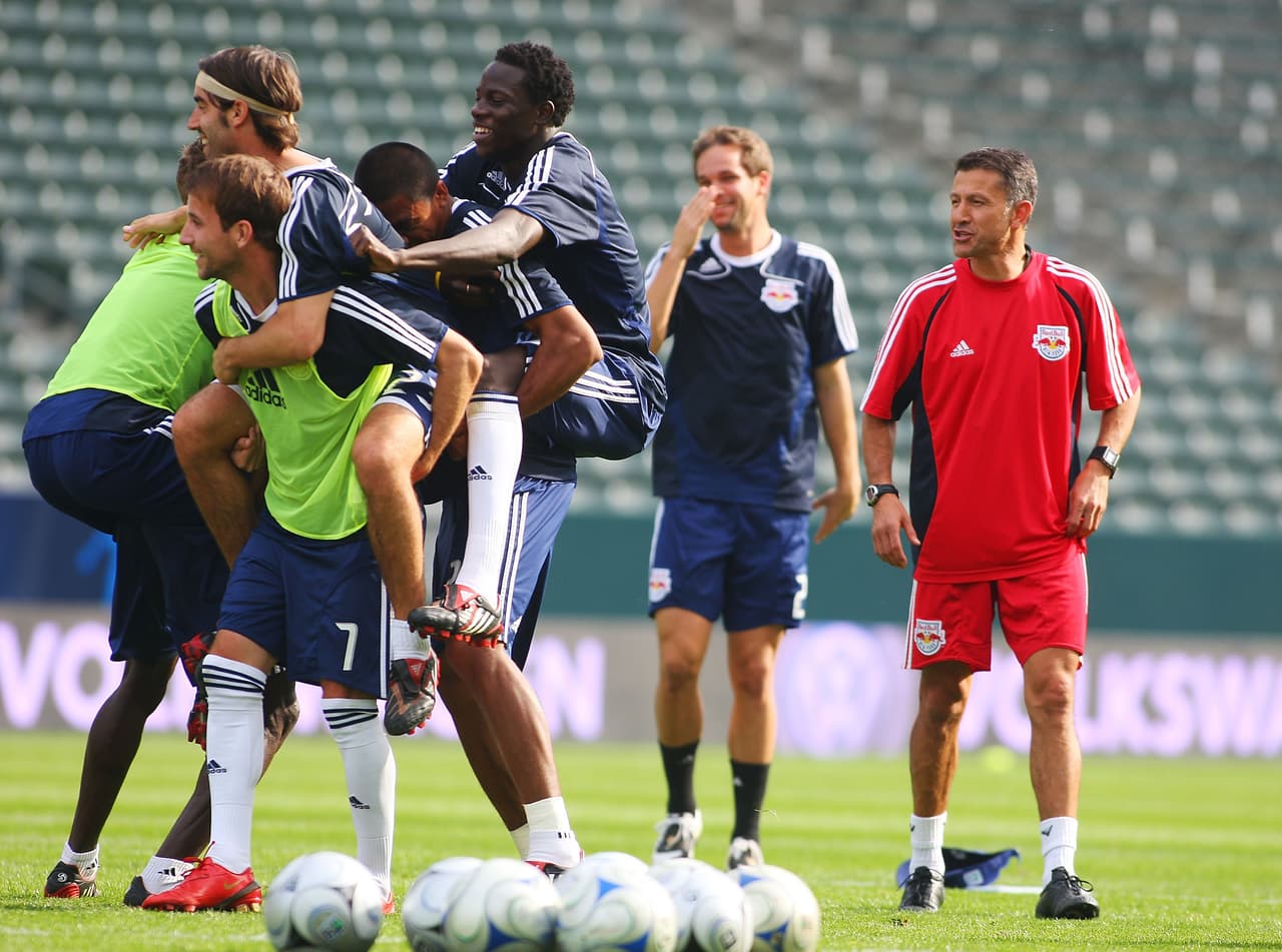El buen paso por el Chicago Fire llevó a a Ososrio al Red Bull New York en el 2008, consiguió el título de la Conferencia Este pero perdió la Final de la MLS, con una temporada complicada anunciaría su renuncia en el 2009.