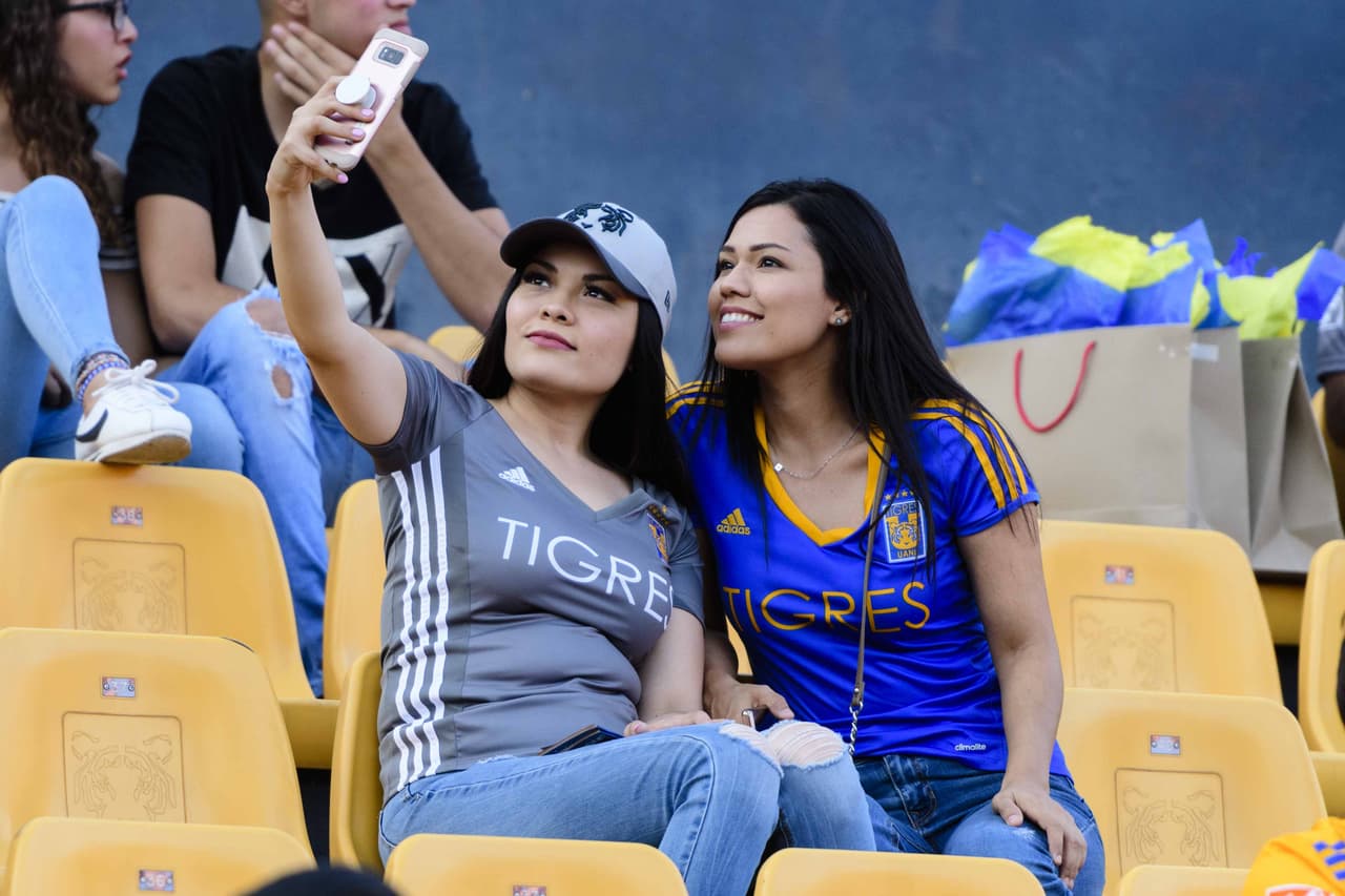 Fanáticas del Tigres de la UANL aguardan el inicio del partido contra el Club León por la jornada 1 de la Liga MX Apertura 2018.
