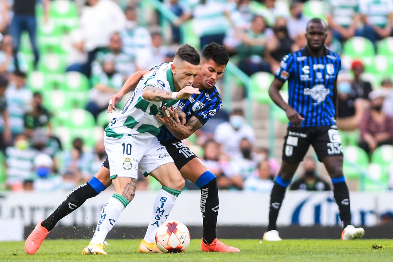 Santos logra el empate ante Gallos Blancos con un gol en tiempo de compensación.