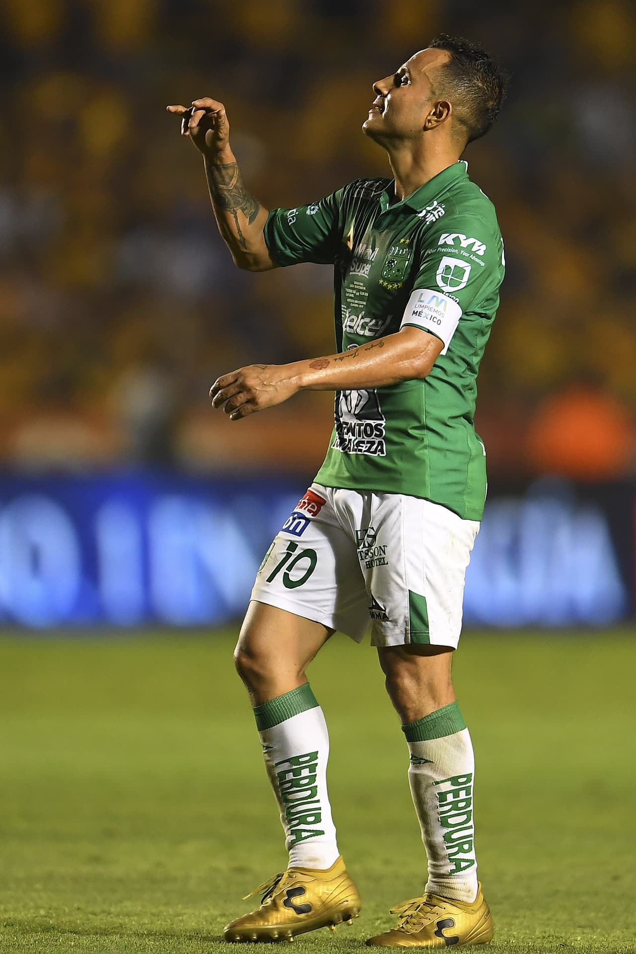 El partido estaba haciéndose añejo y mientras los minutos avanzaban más y más la desesperación afloraba, era evidente el tedio que sufrían los aficionados y los jugadores. El Chapito no fue la excepción.