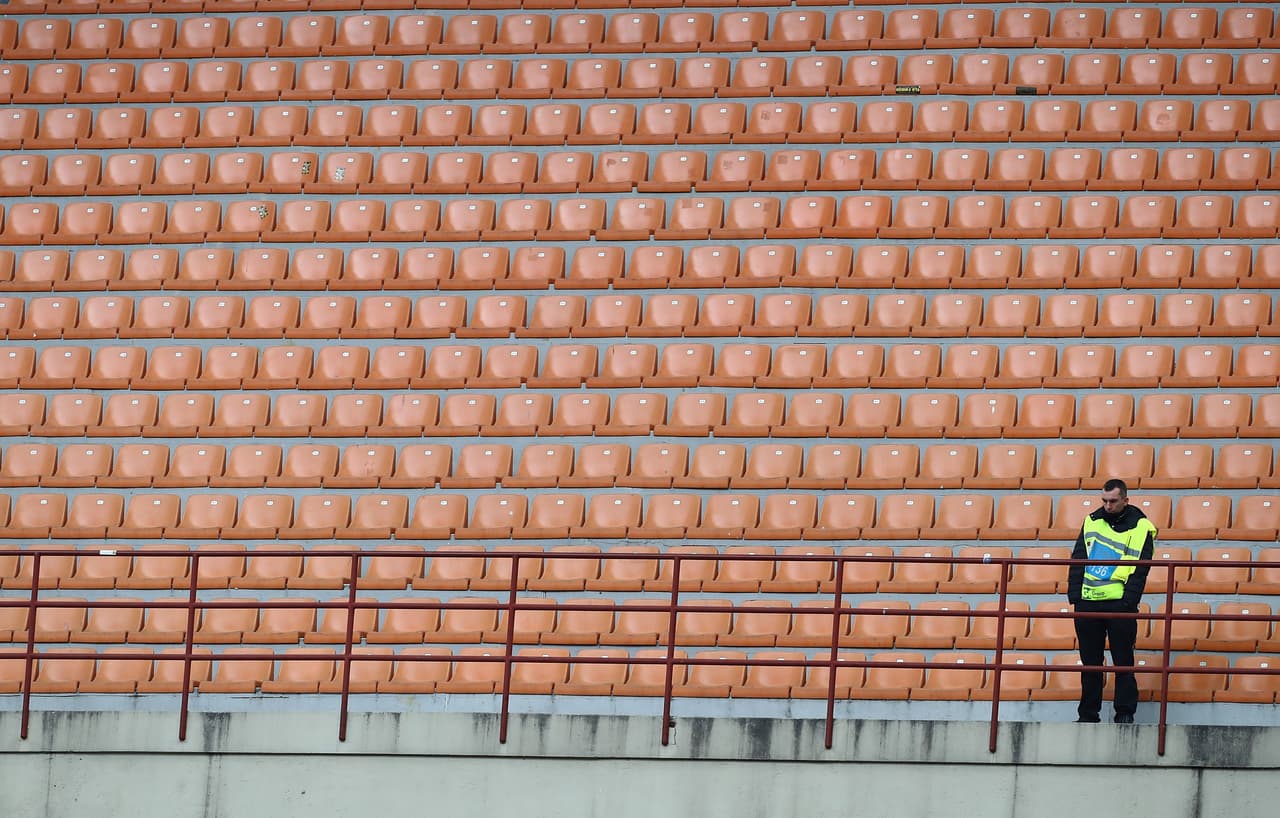 El Estadio Giuseppe Meazza solo capta a un hombre en las trifunas, es un elemento de seguridad.