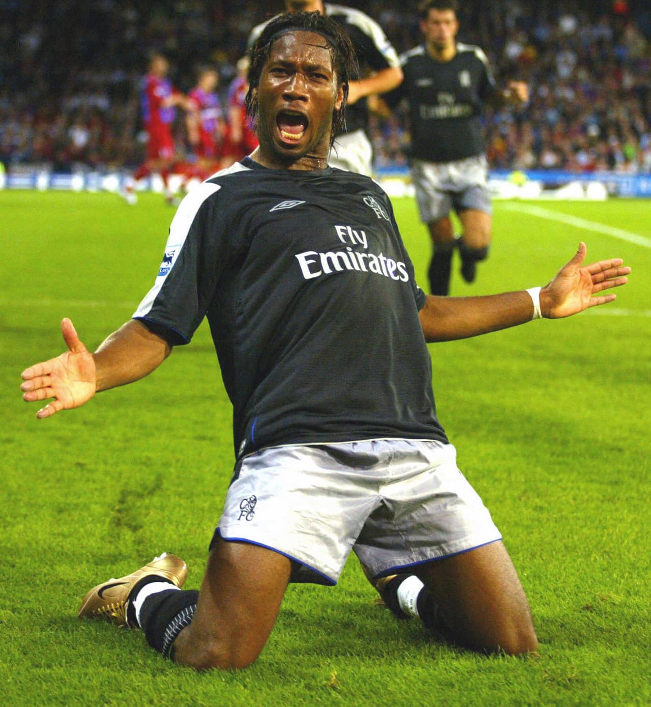 En su primer año, Drogba aportó 10 goles en 18 partidos. Una lesión le impidió jugar por dos meses.