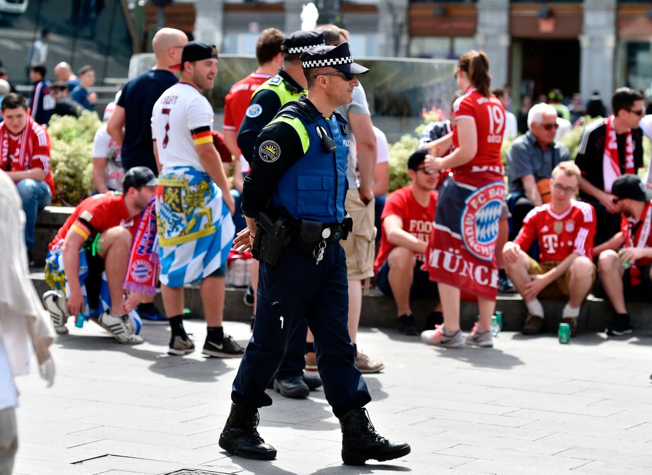 En medio de las emociones encontradas, las autoridades estuvieron vigilantes pero respetuosas.