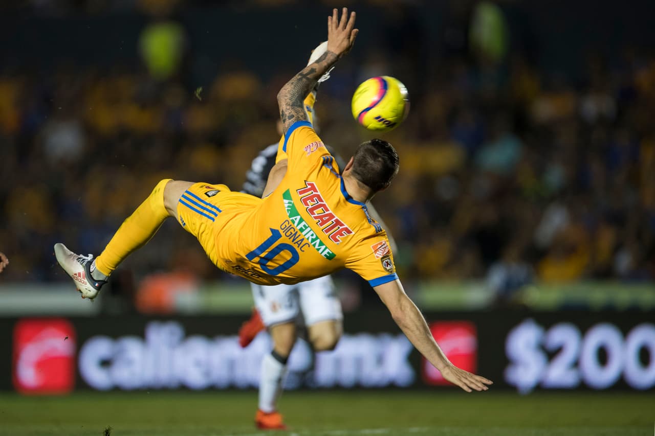 Gignac dio un primer aviso de lo que vendría al minuto 33 con un remate de chilena.