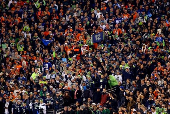 Los fans en la tribuna vestida de naranja y azul.
