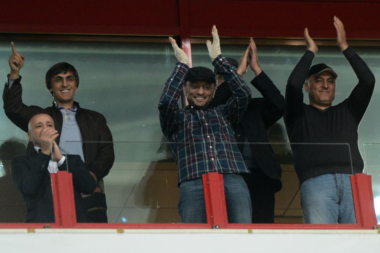 Todo comenzó con un desconocido club ruso llamado Anzhi Makhachkala, que fue comprado por un misterioso billonario ruso (camisa a cuadros) en 2011.