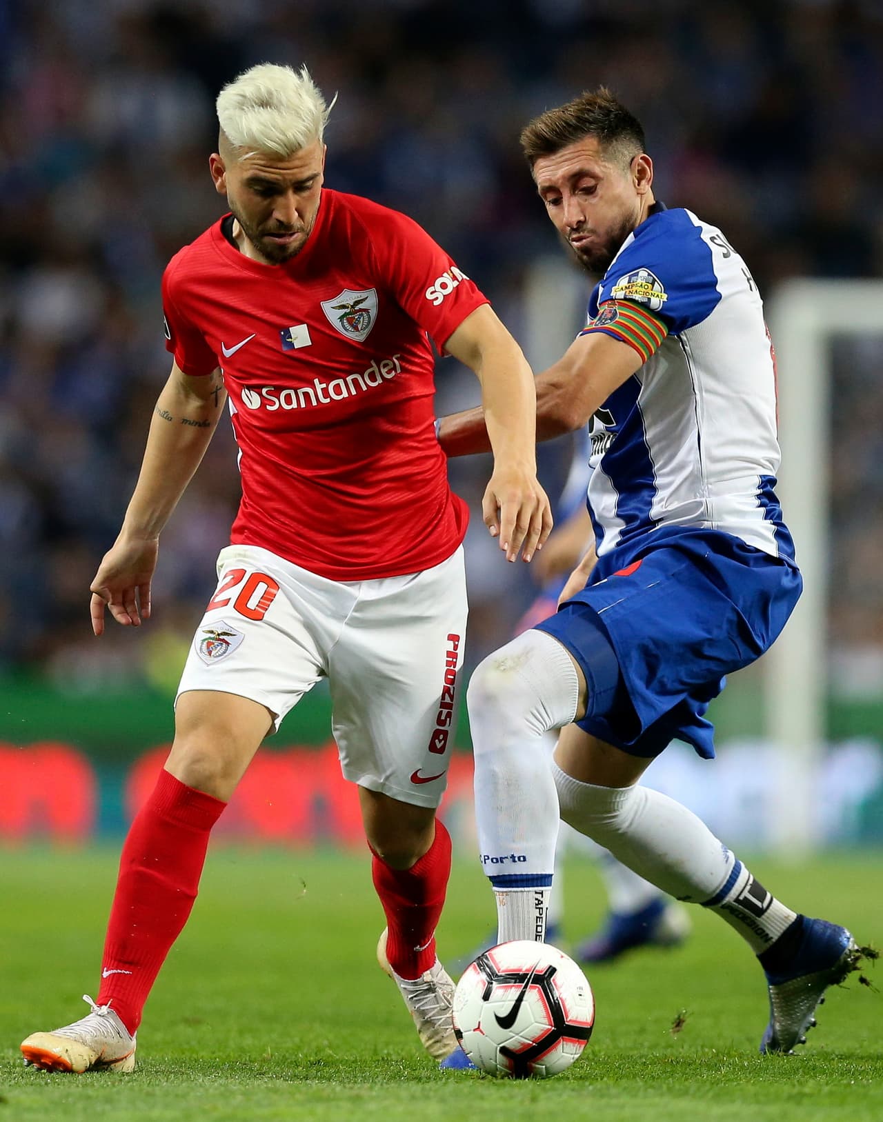 Desde el mediocampo, Héctor Herrera (derecha) buscó las opciones de gol para que el Porto pudiera aumentar el marcador.
