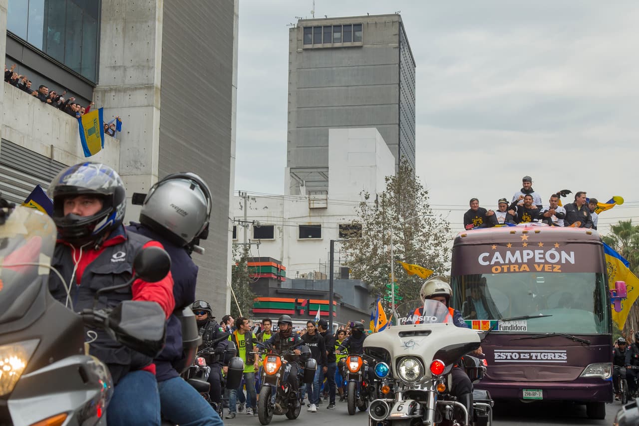 Tigres desfiló por las calles de Monterrey como campeón del Apertura 2017.