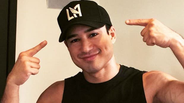 Mario López con gorra de LAFC