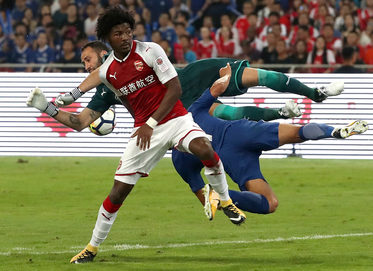 El impulso de Ospina derribó de inmeadiato a Pedro, que llevó la peor parte del golpe.