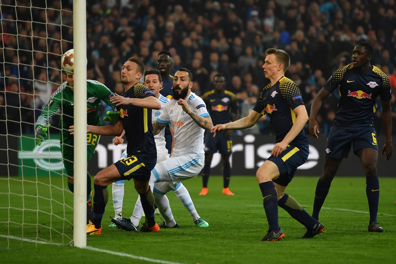 Kostas Mitroglou peinó la pelota y el defensor del Leipzig no pudo correrse ante el intento de su portero, por lo que terminó por enviar la pelota hasta su red.