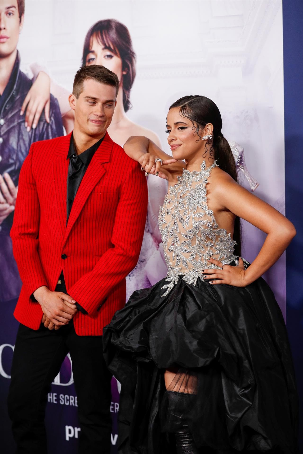 Cabello compartió créditos con grandes estrellas como Idina Menzel, Minnie Driver, James Corden, Nicholas Galitzine, Porter y Pierce Brosnan.