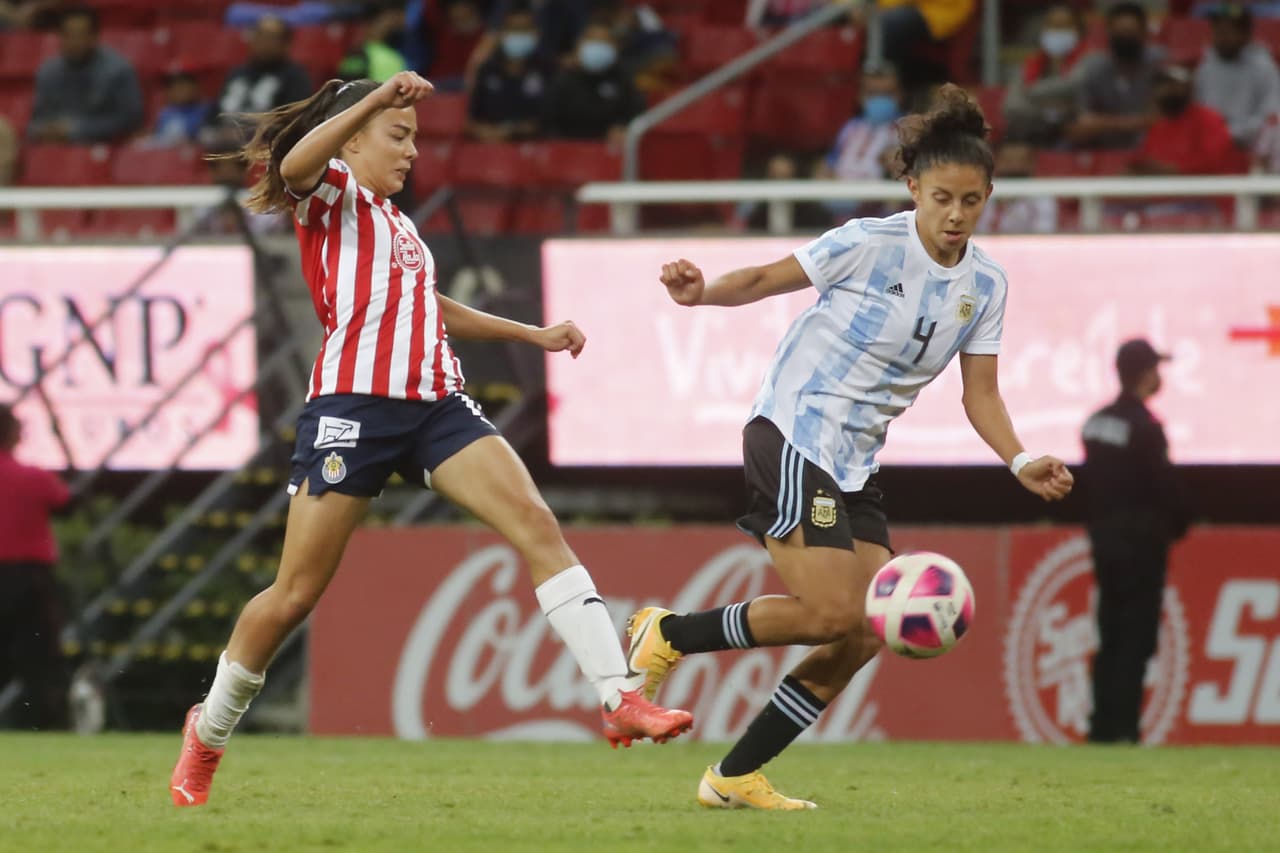 La selección Argentina no se quda con el sabor amargo del partido frente a la selección de México y se imponen al conjunto de Chivas femenil 1-2.