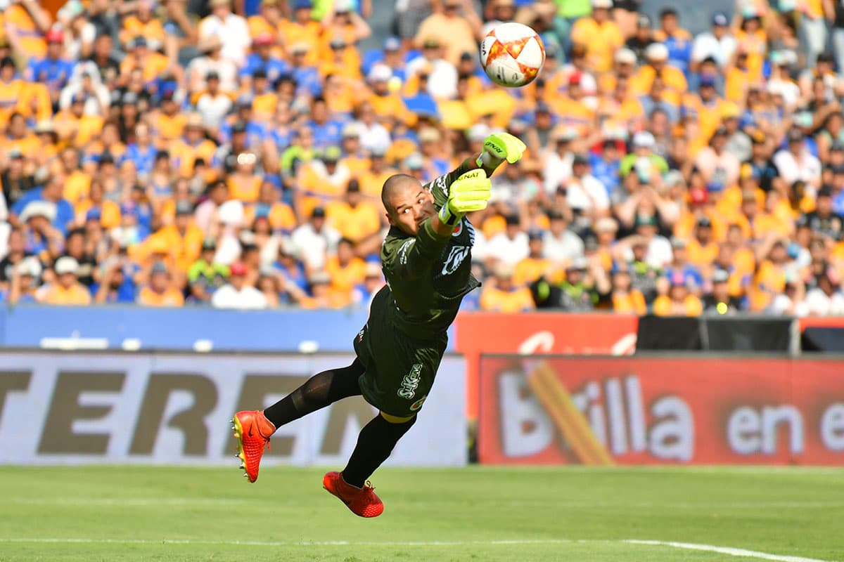 El arquero Manuel Lajud evitó que la derrota de Xolos fuera por más goles al salvar a los de la frontera del embate local.