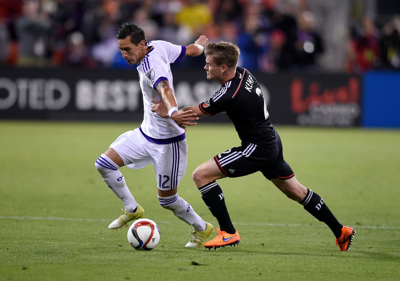 El jugador (izq.), que hizo proceso de juveniles con Estados Unidos, declinó al Team USA con tal de ser tenido en cuenta por Chivas, aunque para 2014 pasó a Santos Laguna y ahora está en Orlando City.