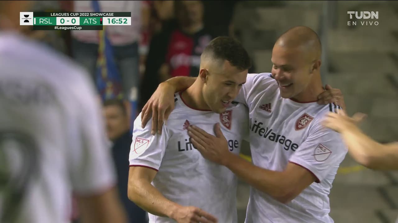 ¡Golazo! Herrera le pega de atrás de medio campo y marca el 1-0