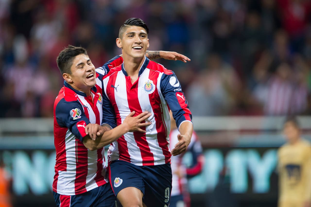 Chivas superó nuevamente a Pumas en la perla tapatía, ahora lo hizo por 2-1 y los universitarios mantuvieron su racha negativa de casi 35 años sin vencer al Guadalajara de visitantes.