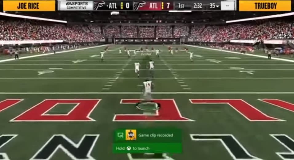 El sonido de cambios desde los controles de los jugadores se mezclan con la balacera y los gritos de dolor y angustia de algunos de los presentes en el lugar.