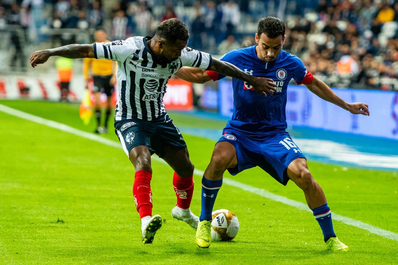 Se acercaba el final de los primeros 45 minutos con un Monterrey jugando bastante revolucionado y un Cruz Azul soportando los embates regiomontanos, incesantes y constantes.