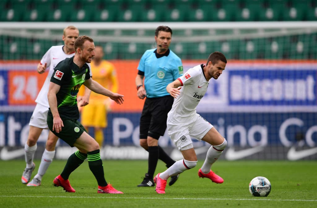El mediocampista serbio Mijat Gacinovic gana la pelota y filtra una hermosa pelota para su compañero André Silva, quien saca un peligroso disparo.