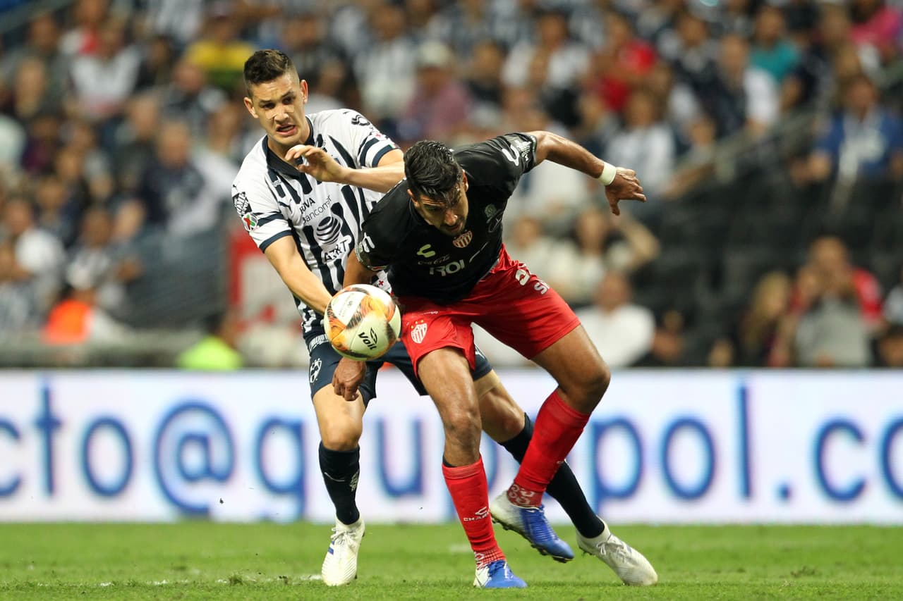 Necaxa adelantó líneas y comenzó a presionar en la mitad del campo en la b´úsqueda del empate.