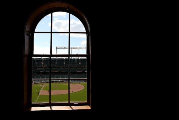 Mientras los ánimos siguen caldeados en Baltimore, los Orioles jugaron contra los Medias Blancas, pero en un estadio vacío, por primera vez en la historia.