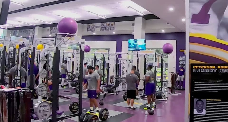 La "Sala de pesas Peterson-Roberts" lleva el nombre del esquinero de los Arizona Cardinals.