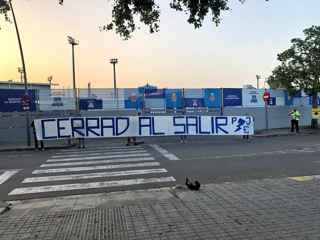 Afición enfurece con Espanyol y dejan mantas