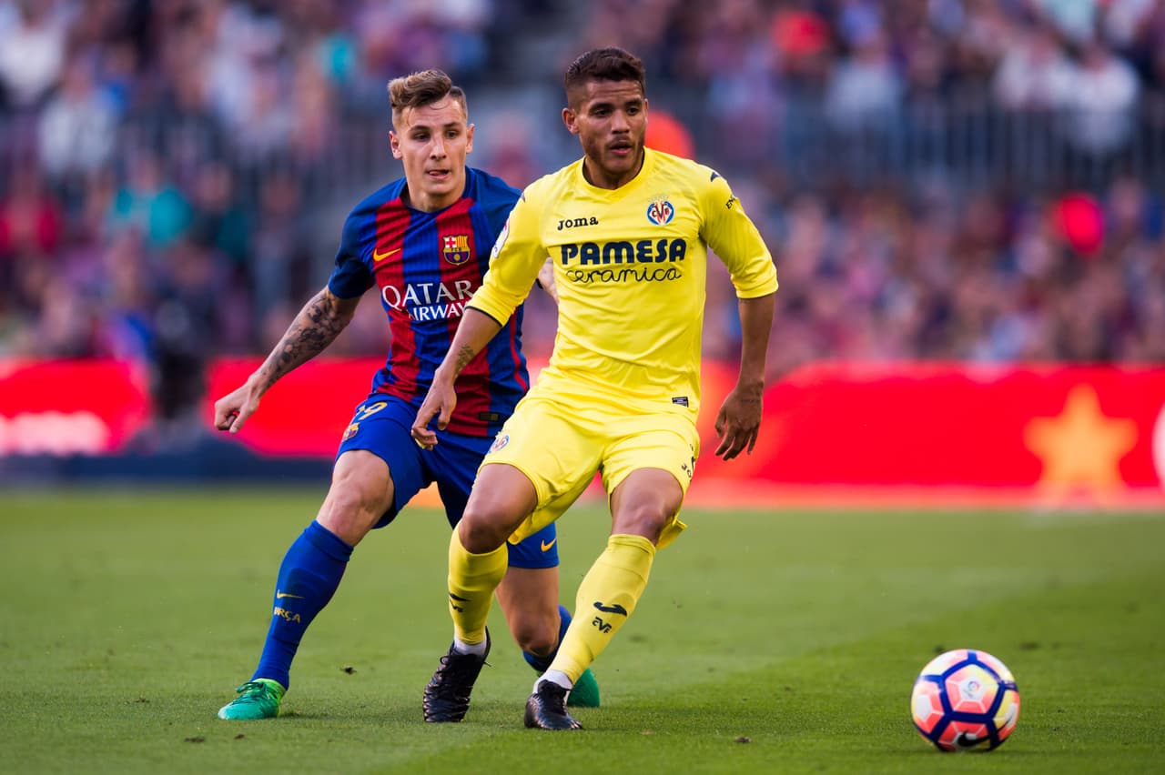 BARCELONA, SPAIN - MAY 06: Jonathan dos Santos (R) of Villarreal CF competes for the ball with Lucas Digne (L) of FC Barcelona during the La Liga match between FC Barcelona and Villarreal CF at Camp Nou stadium on May 6, 2017 in Barcelona, Spain. (Photo by Alex Caparros/Getty Images)