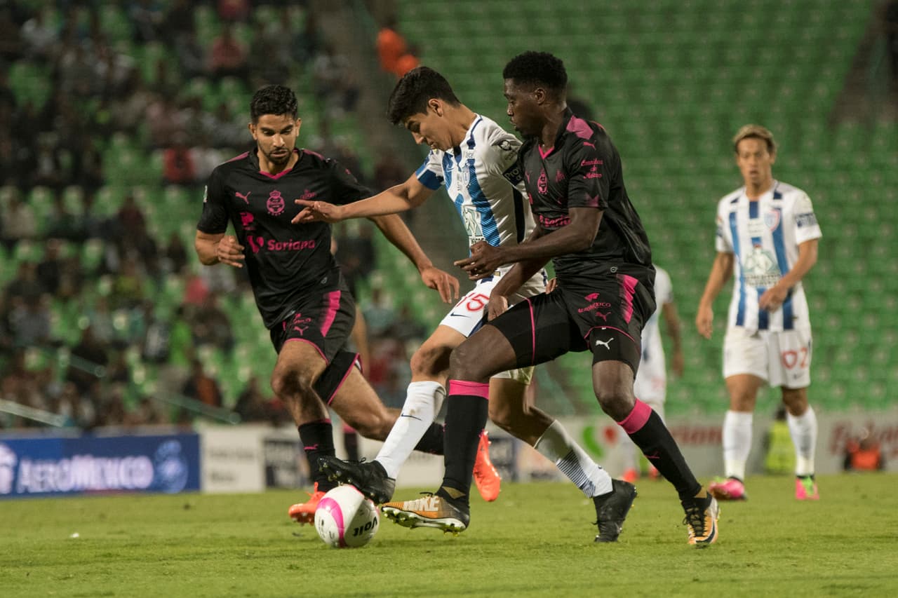 Justo antes del medio tiempo, Djaniny Tavares descontó con un gol en el que dejó constancia de su gran potencia física.