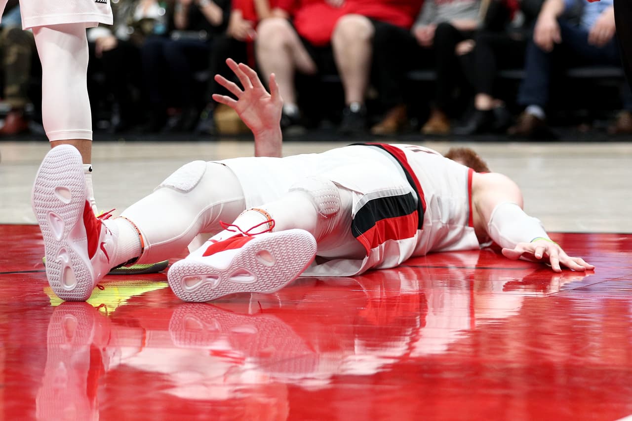 En la noche del lunes, en el triunfo de los Portland Trail Blazer ante Brooklyn Nets, el pívot Jusuf Nurkic tuvo que dejar la duela en camilla después de sufrir una impresionante lesión en su pierna izquierda. El jugador bosnio se fracturó la tibia y el peroné, dejando a todos los presentes en el Moda Center impactados.