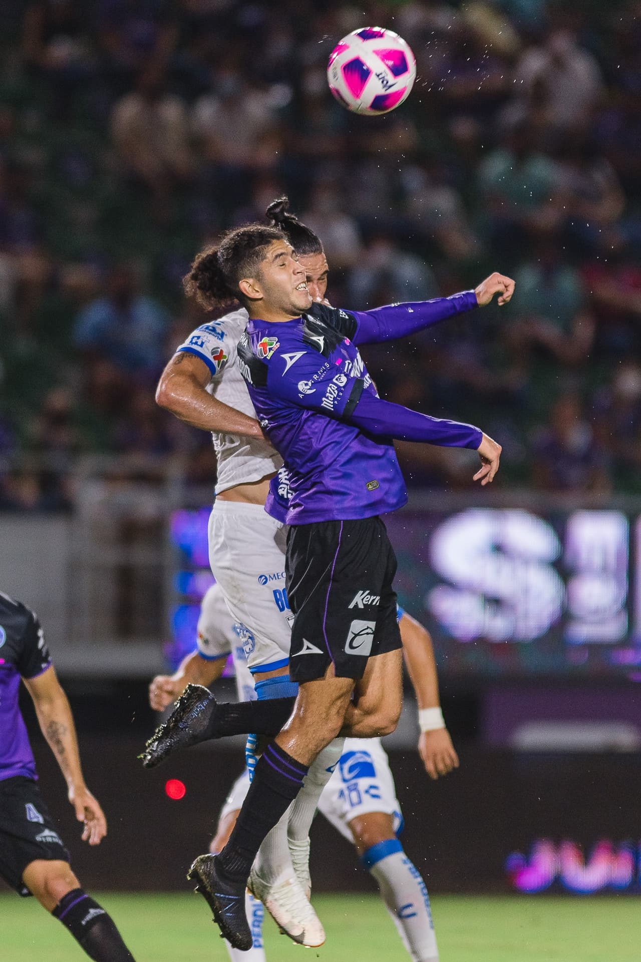 Jonathan Dos Santos le ganó el cabezazo a Carlos Vargas en el gol querétano al 32'.
