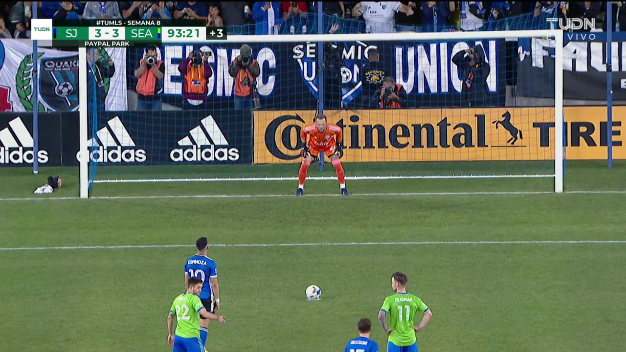 ¡GOL!  anota para SJ Earthquakes. Cristian Espinoza