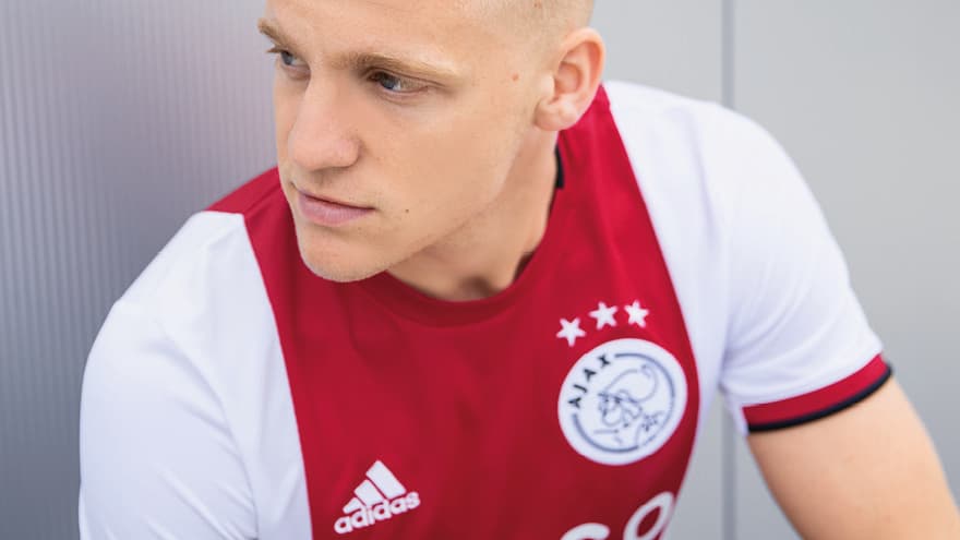 Después de la desolación por la dura eliminación de la Champions League a manos del Tottenham, el Ajax anunció su playera para la siguiente temporada con tintes algo retro. Los detalles negros en cuello y puños regresan, así como las tres franjas de la marca alemana en los laterales del torso y el escudo en fondo blanco.