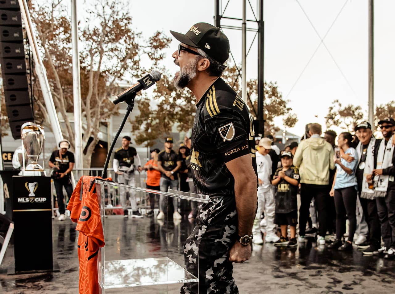 El actor mexicano Jaime Camil -reconocido aficionado de LAFC- habló a la multitud durante los festejos.