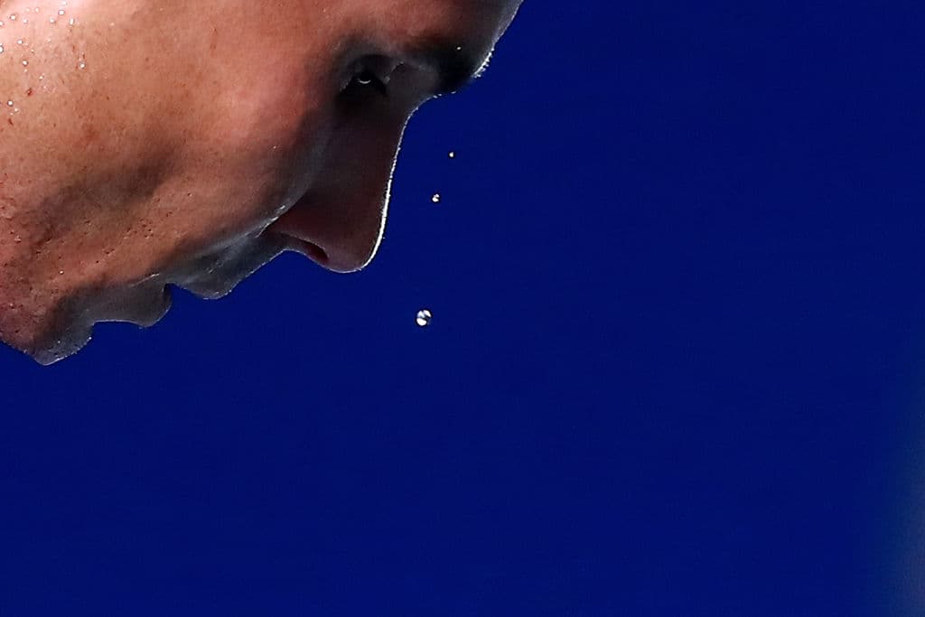 Gotas de sudor corrían por su rostro en medio de una noche en la que por largo rato no se asomaba ni tímidamente una sola ráfaga de viento para refrescar.