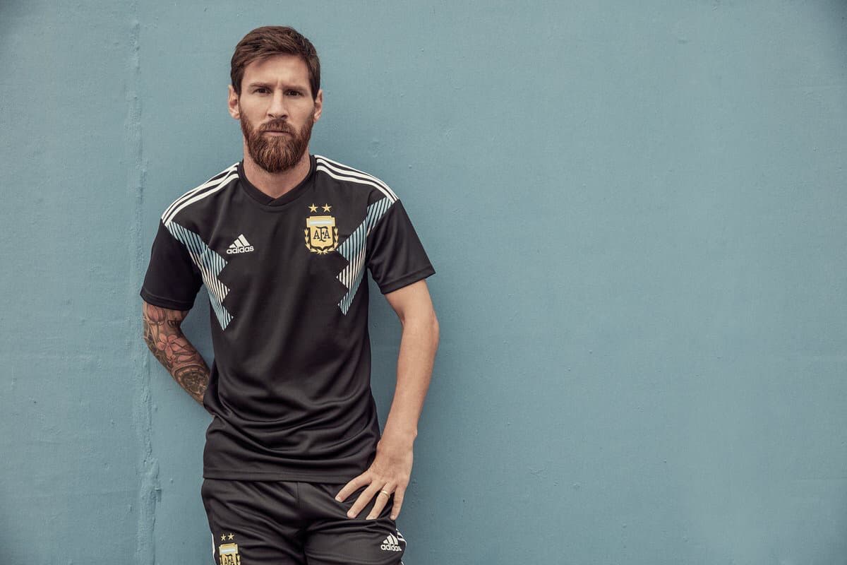 'Leo' Messi y compañía van de negro con los colores de la bandera en las franjas diagonales.