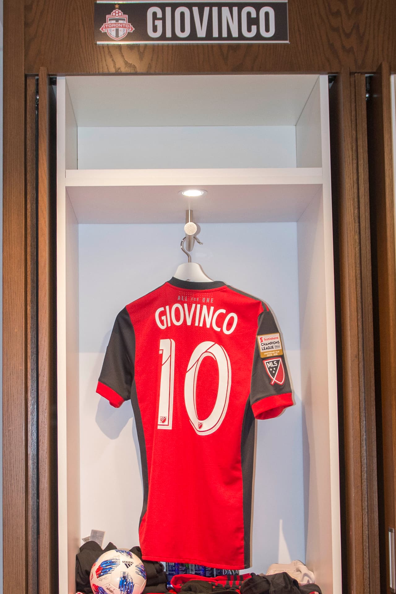 La imagen más íntima de los camerinos que guardan los atuendos de los jugadores de Toronto FC y de Chivas de Guadalajara, protagonistas del juego de ida en la final de Liga de Campeones de Concacaf.