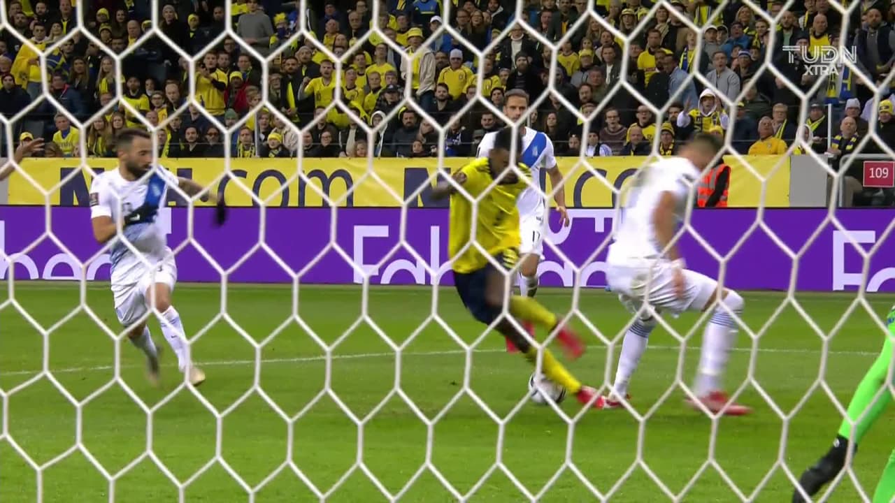 ¡TIRO ATAJADO! disparo por Emil Forsberg.