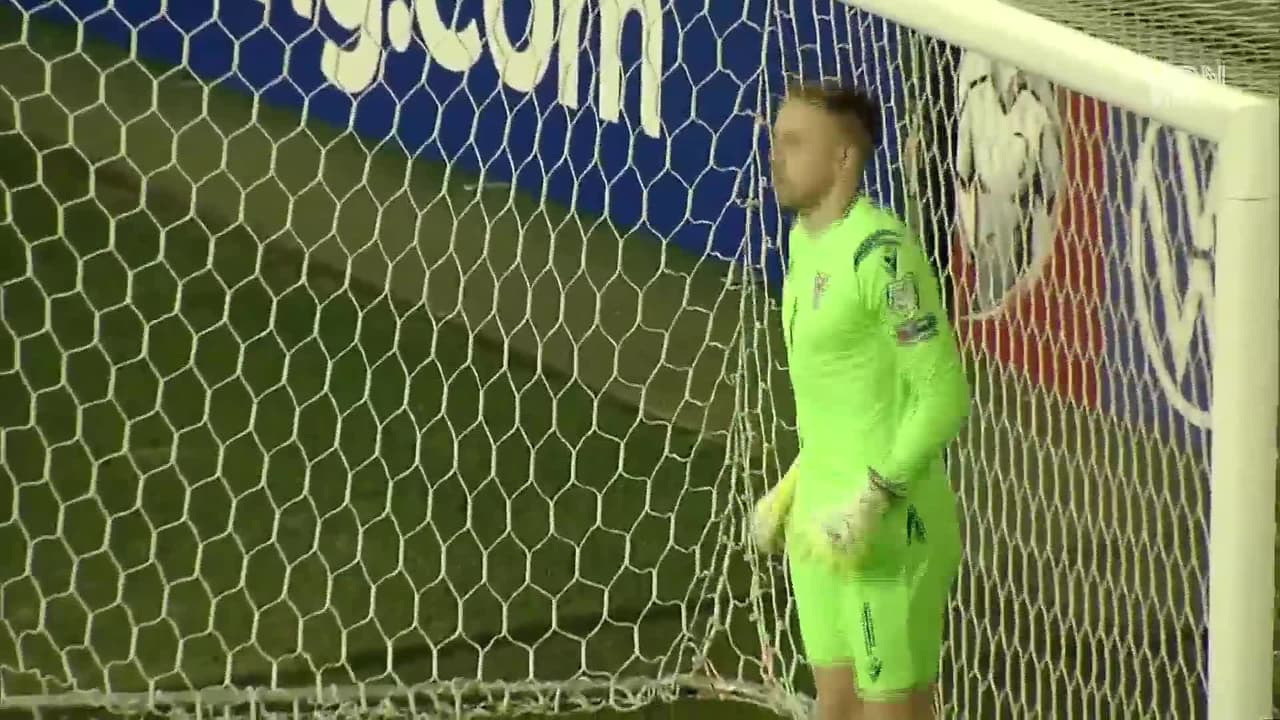 Arranca el partido y la pelota está en juego.