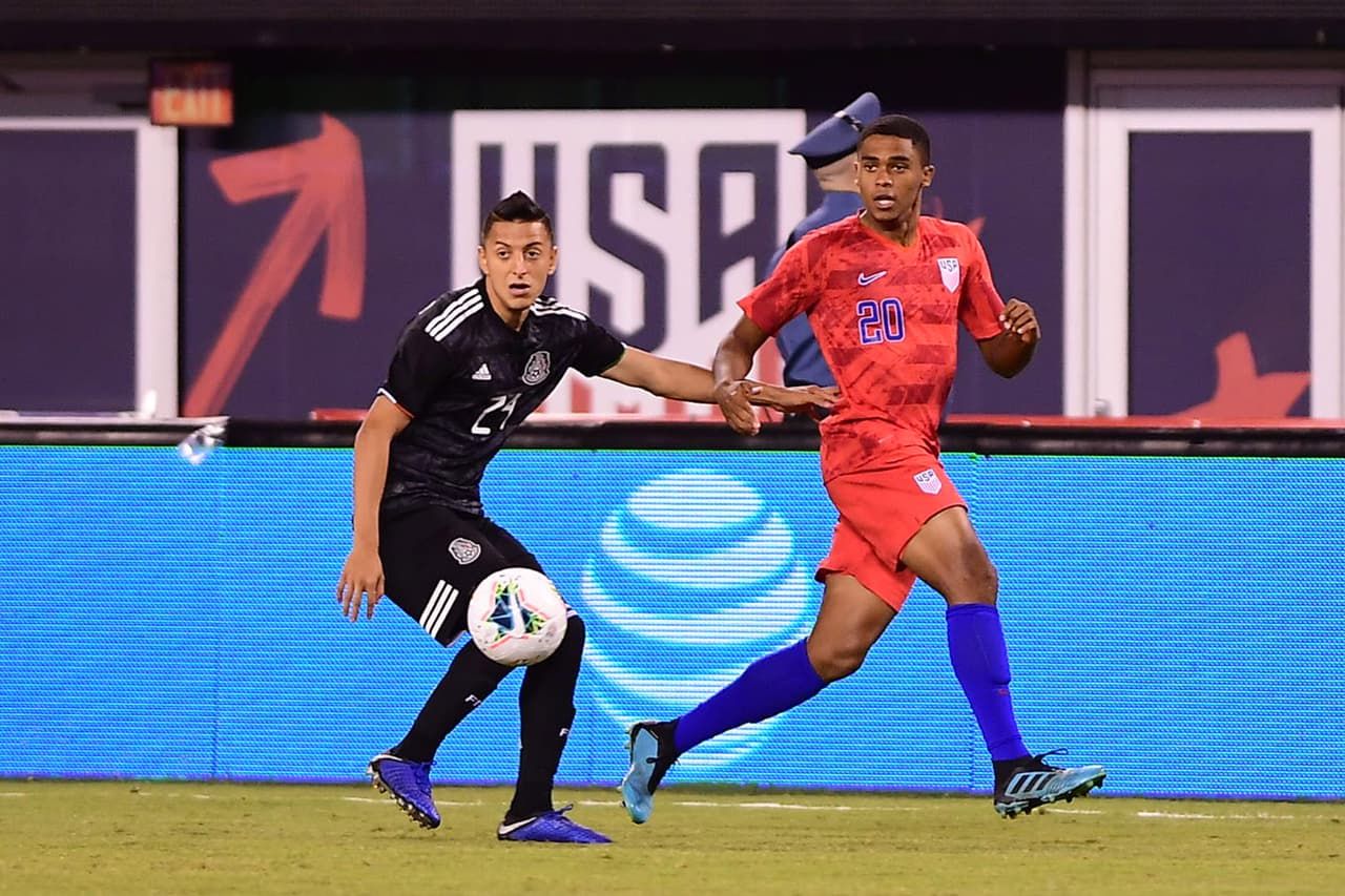 Con goles de Chicharito Hernández, Érick Gutiérrez y Uriel Antuna, México vence 3-0 al equipo de las barras y las estrellas; Orozco atajó un penal.