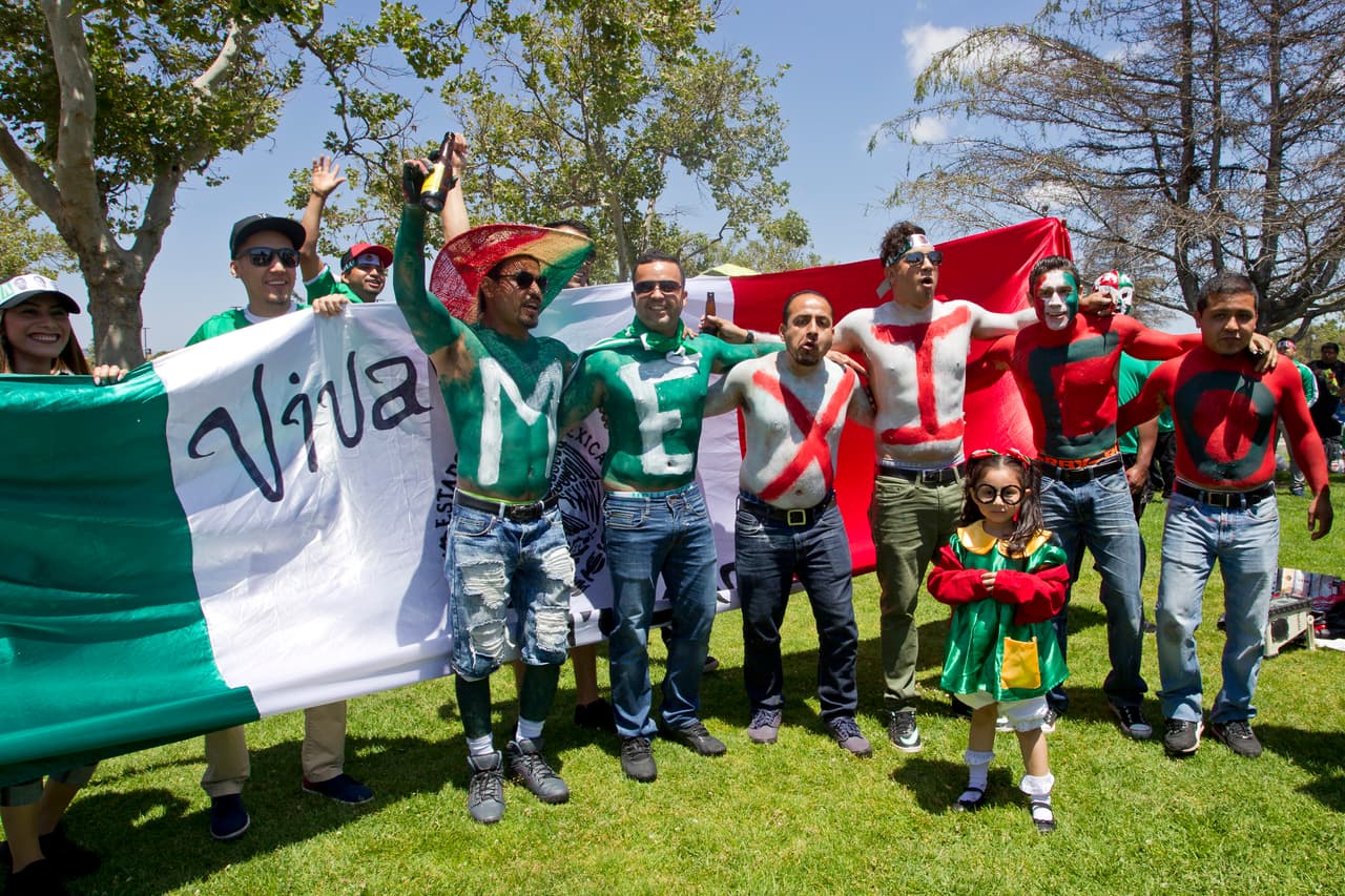 Con sombreros, maquillaje, máscaras y sobre todo, mucha actitud y mucha fiesta, la afición mexicana de Los Angeles apoyó de gran manera al TRI en su partido ante Croacia.