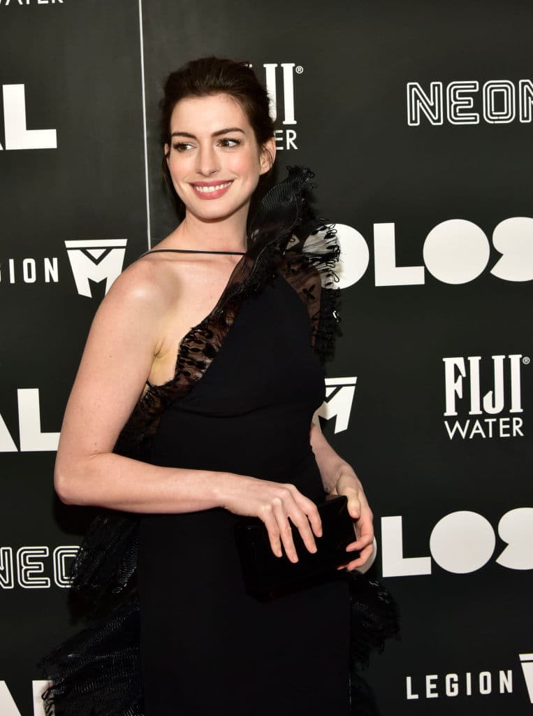 The Princess Diaries 2: Royal Engagement (2004) - Mia ya está preparada para ser princesa de Genovia. Sin embargo, nada más instalarse en el Palacio Real con su bella y sabia abuela, la Reina Clarisse, se entera de que tendrá que prepararse inmediatamente para ser reina.
<br>