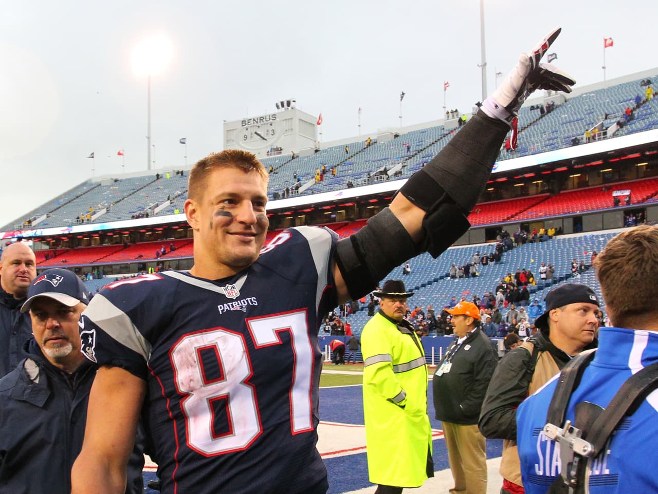 <i>Menciones Honoríficas</i>:
<br>
<br>
<b>Rob Gronkowski</b> – TE, New England Patriots: 5 recepciones 109 yardas y 1 touchdown
<br>
<b>Tyler Eifert</b> – TE, Cleveland Browns: 9 recepciones 102 yardas y 1 touchdown
<br>
<b>Jordan Reed</b> – TE, Washington Redskins: 9 recepciones 99 yardas y 1 touchdown
<br>
<b>Travis Kelce</b> – TE Kansas City Chiefs: 7 recepciones 101 yardas y 1 touchdown 
<br>
<b>J. J. Nelson</b> – WR, Arizona Cardinals: 8 recepciones 79 yardas y 2 touchdowns
<br>
<b>Dez Bryant</b> – WR, Dallas Cowboys: 4 recepciones 113 yardas y 1 touchdown
<br>
<b>DeMarco Murray</b> – RB, Tennessee Titans: 23 acarreos 123 yardas y 1 touchdown
<br>
<b>Melvin Gordon</b> – RB, San Diego Chargers: 23 acarreos 111 yardas, 4 recepciones 44 yds
<br>
<b>Theo Riddick</b> – RB, Detroit Lions: 11 acarreos 56 yardas 8 recepciones 77 yardas y 1 touchdown
<br>
<b>Star Lotulelei</b> – DT, Carolina Panthers: 5 tacleadas, 3 sacks y 1 intercepción.