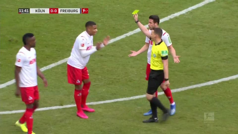 Tarjeta amarilla. El árbitro amonesta a Ismail Jakobs de 1. FC Köln